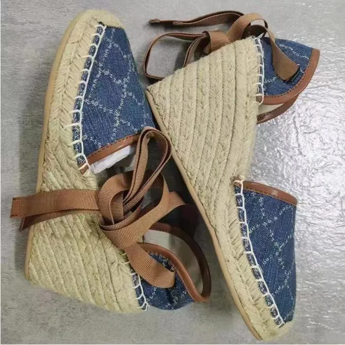 👟👟Ex-factory price 440👟👟 GUCCI wedge fisherman sandals, thick-soled straw, high-end quality, fabric: double G fabric, electric embroidery, lining: mixed sheepskin lining, yardage: 35～42, color: pure white. Dear new and old customers, the picture has been updated, please transfer the image to change. The upgraded version of the wedge heel currently has more than 40 colors. Transfer the image to sell.